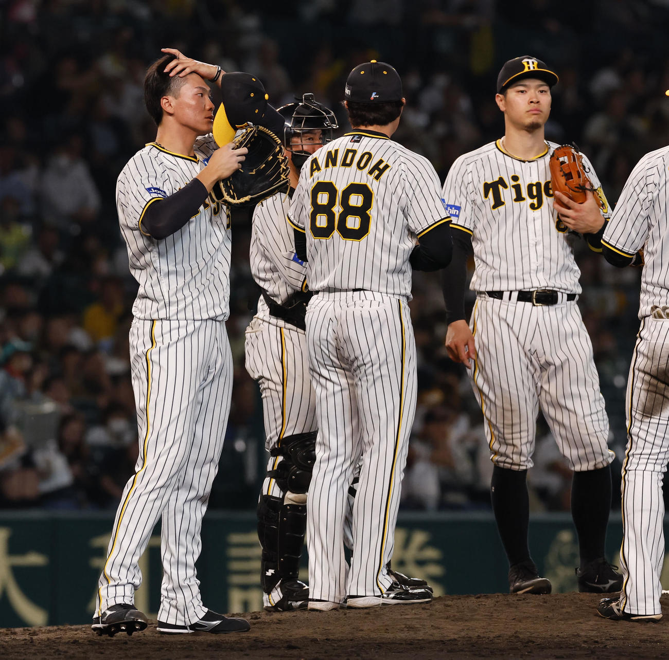 阪神対オリックス　9回表オリックス2死、降板する阪神湯浅（左端）（撮影・藤尾明華）