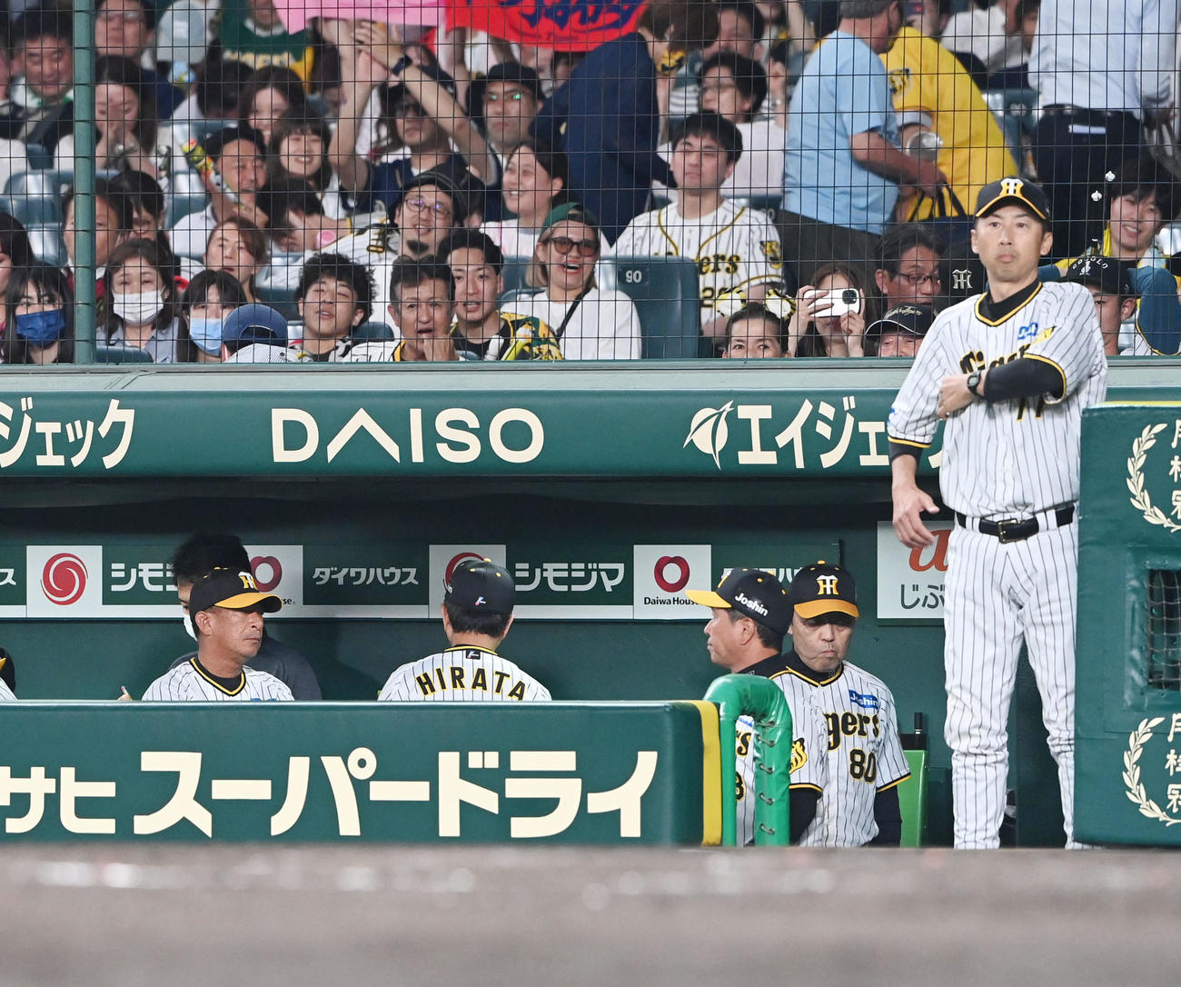 阪神対オリックス　オリックスに逆転負けを喫しベンチを後にする阪神岡田監督（右から2人目）（撮影・和賀正仁）