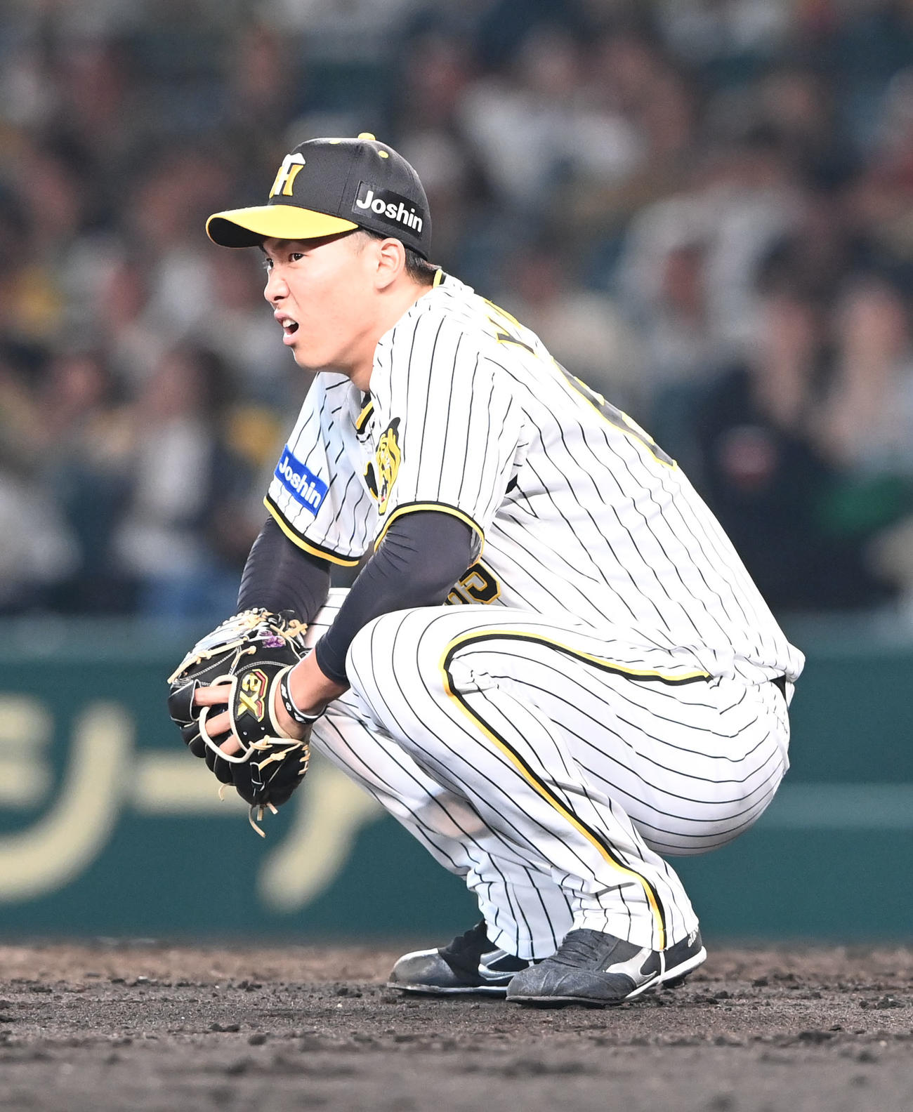阪神対オリックス　9回表オリックス1死、頓宮に同点となるソロ本塁打を浴び座り込む湯浅（撮影・和賀正仁）