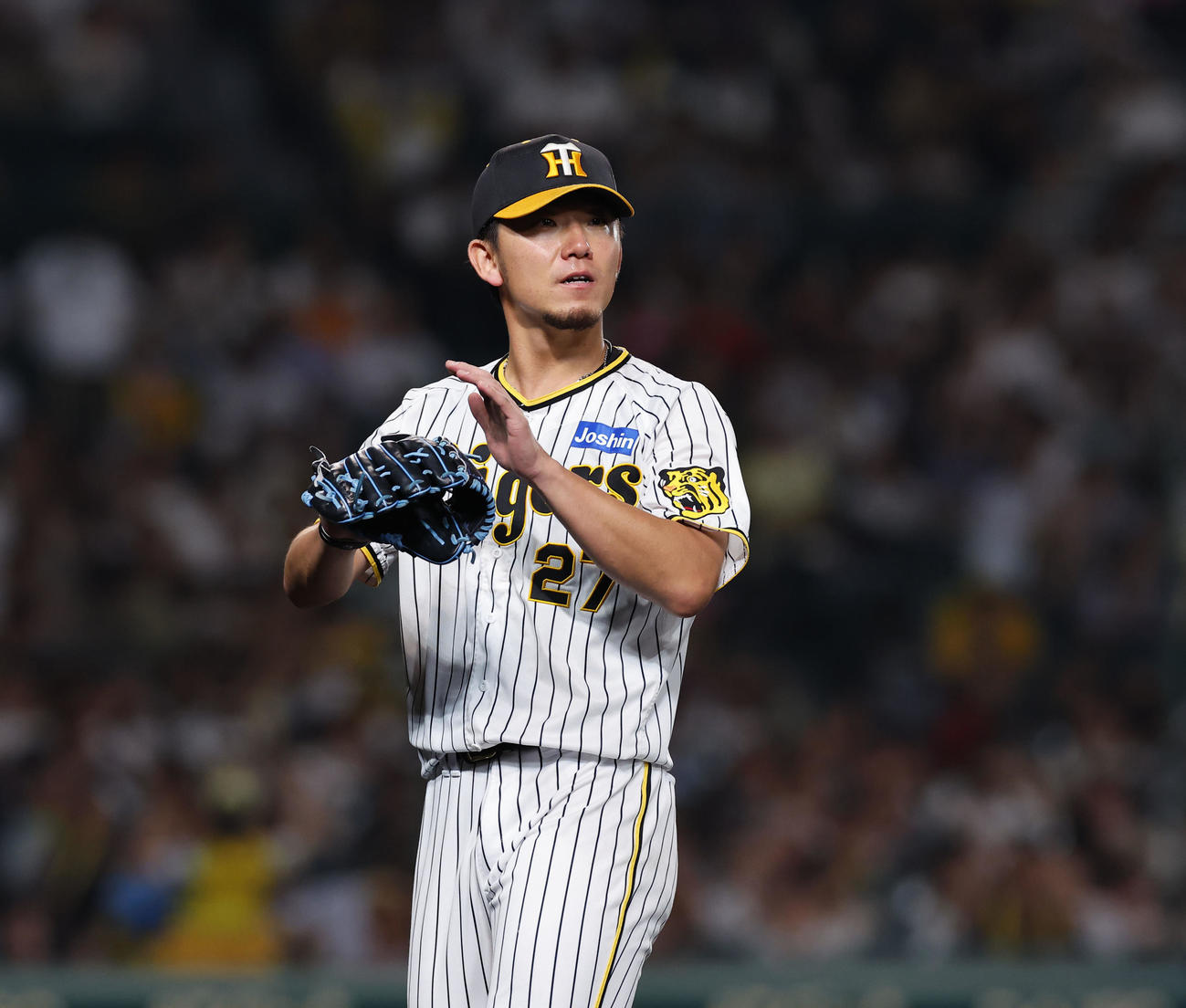 阪神対オリックス　7回表オリックス2死一、二塁、安達を一邪飛に打ち取り、グラブをたたく阪神伊藤将（撮影・藤尾明華）