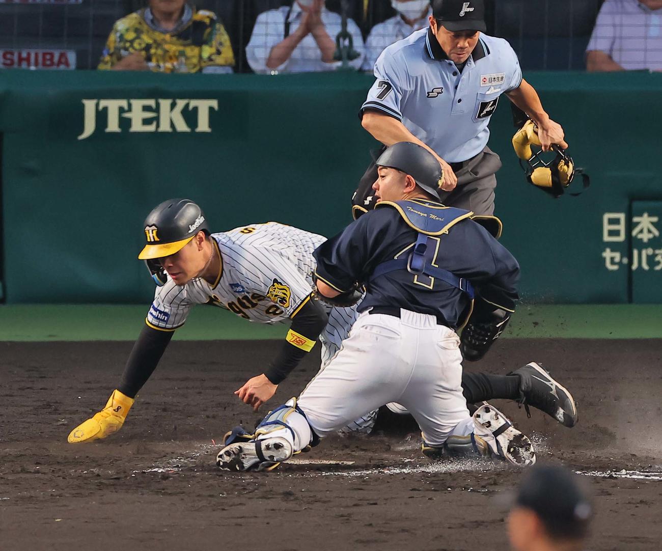阪神対オリックス　4回裏阪神無死一、三塁、佐藤輝（左）は梅野のセーフティースクイズで生還を狙うも憤死する。捕手は森（撮影・上田博志）