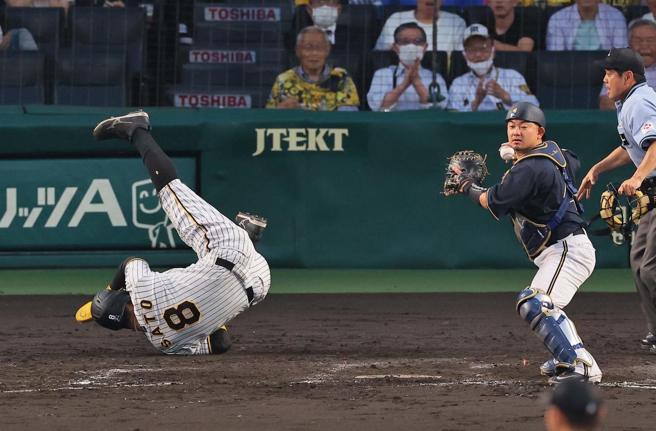阪神対オリックス　4回裏阪神無死一、三塁、佐藤輝（左）は梅野のセーフティースクイズで生還を狙うも憤死する。捕手は森（撮影・上田博志）