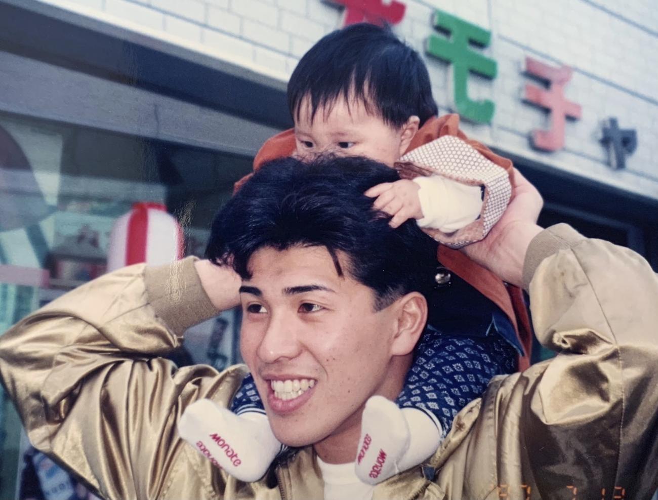 父貢さんに肩車される当時2歳の西武佐藤龍（本人提供）