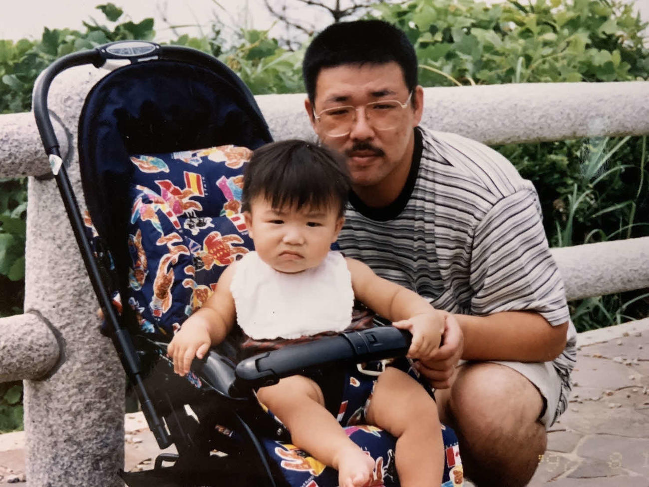 幼少期のオリックス頓宮と父哲也さん（本人提供）