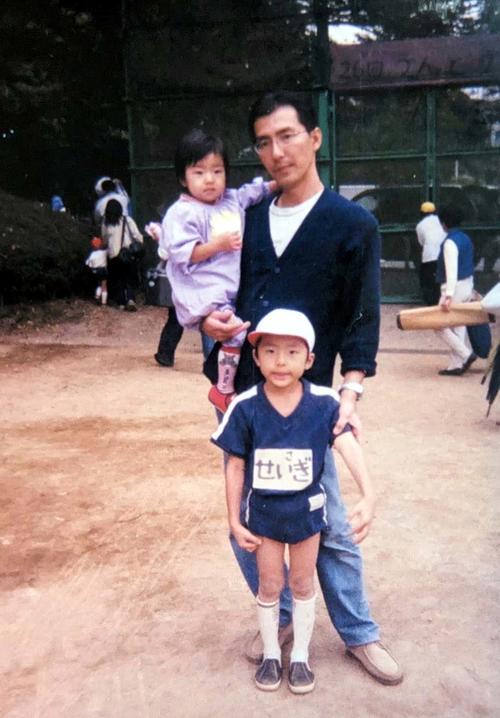 小学校の運動会で父淳さんと妹の応援を受け意気込む日本ハム田中正(家族提供)