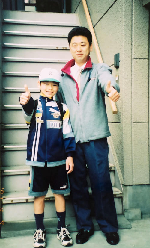 小学生時代、父直人さん(右)とサムズアップポーズを見せる巨人高梨(本人提供)