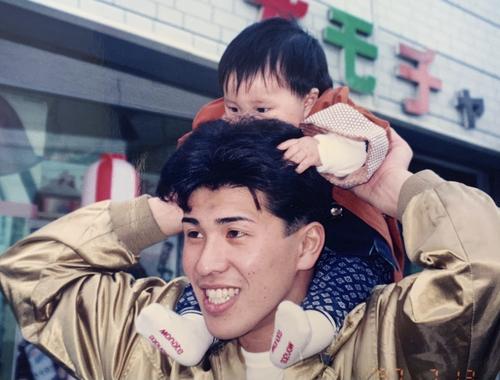 父貢さんに肩車される当時2歳の西武佐藤龍(本人提供)