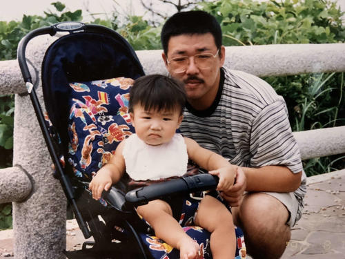 幼少期のオリックス頓宮と父哲也さん(本人提供)