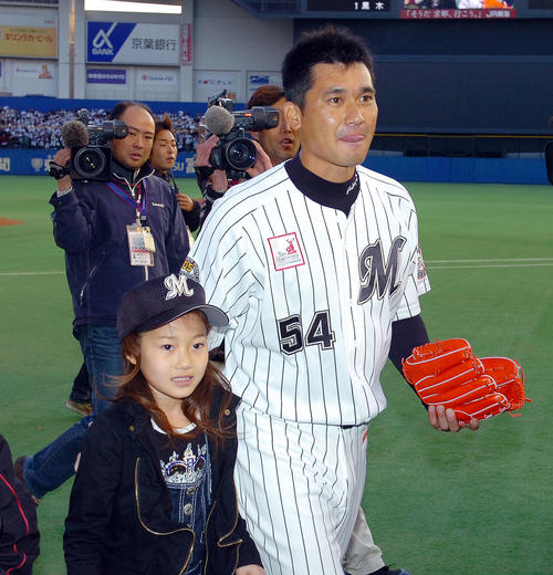 08年3月、引退セレモニーで愛娘の芽依さん(左)と歩くロッテ黒木知宏
