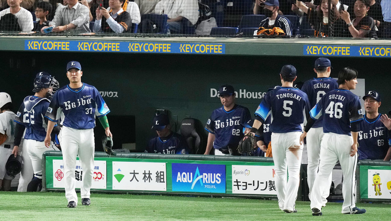 巨人対西武　10回裏巨人1死一、二塁、梶谷の左越え適時二塁打で巨人に敗れ肩を落とす西武ナインら（撮影・横山健太）