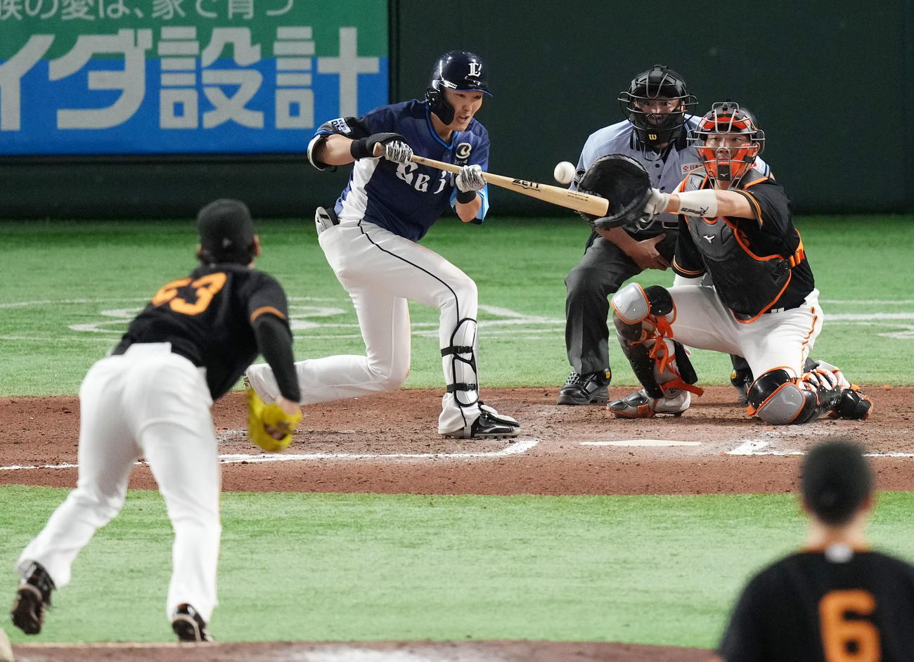 巨人対西武　10回表西武無死一塁、三飛に倒れる源田。投手高梨、捕手大城卓（撮影・横山健太）