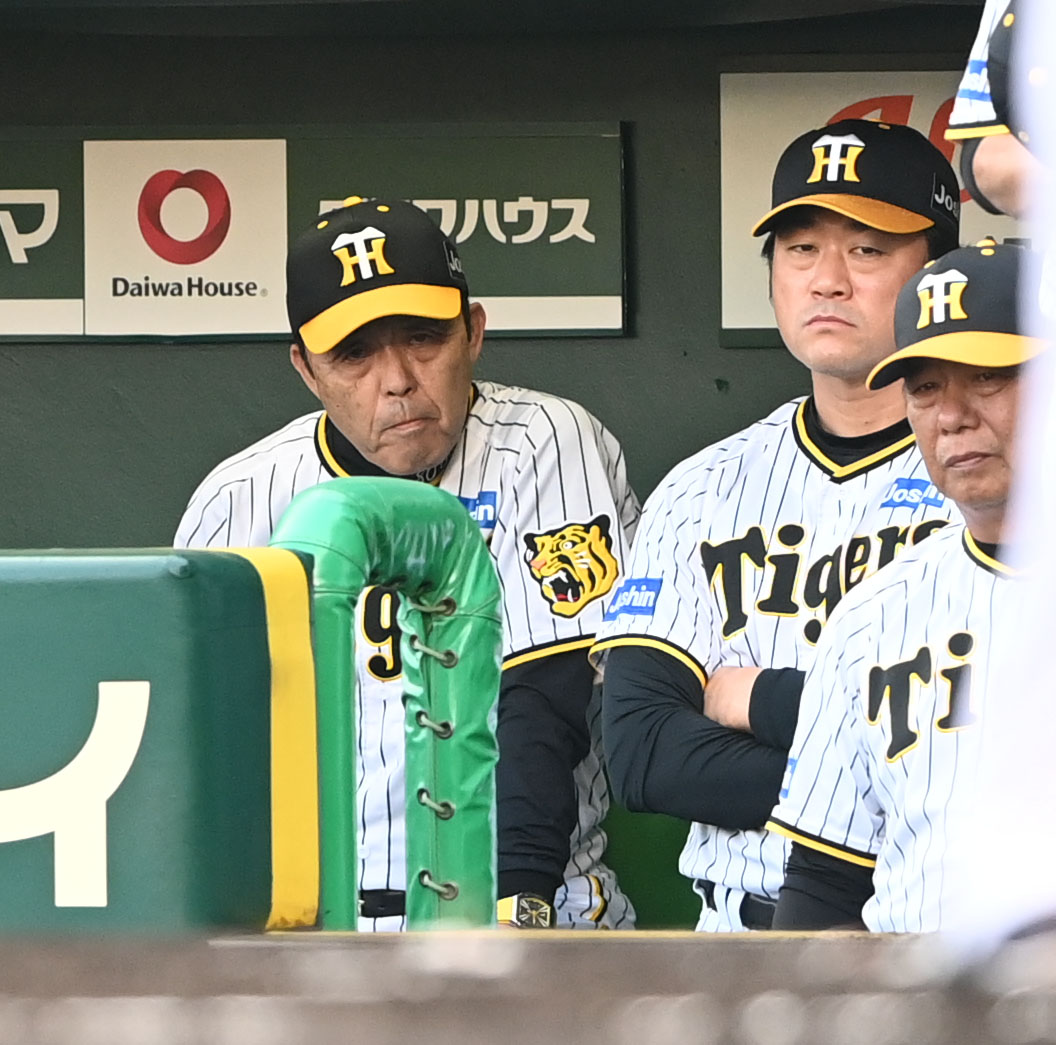 阪神対オリックス　ベンチで厳しい表情の阪神岡田監督（撮影・和賀正仁）