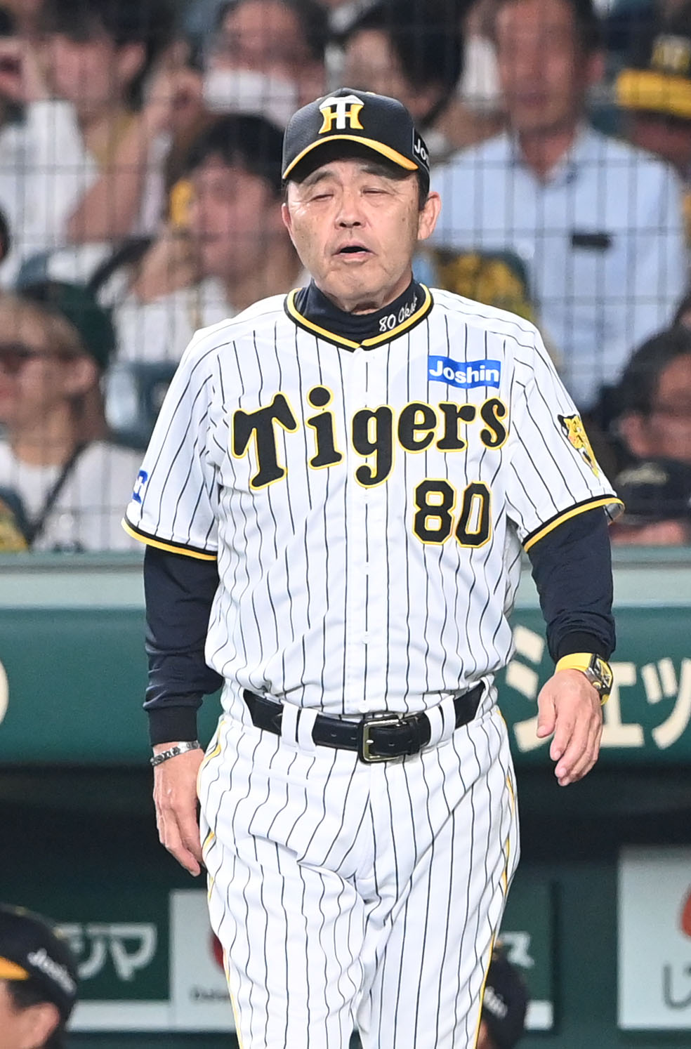 阪神対オリックス　ベンチから厳しい表情で交代を告げに出る阪神岡田監督（撮影・和賀正仁）