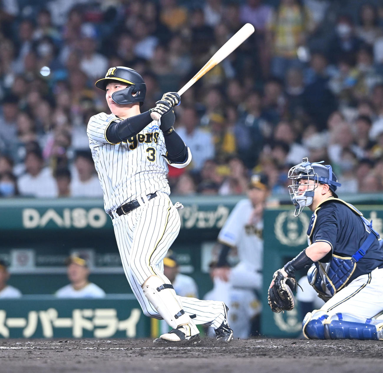 阪神対オリックス　5回裏阪神無死一塁、左前打を放つ大山（撮影・和賀正仁）