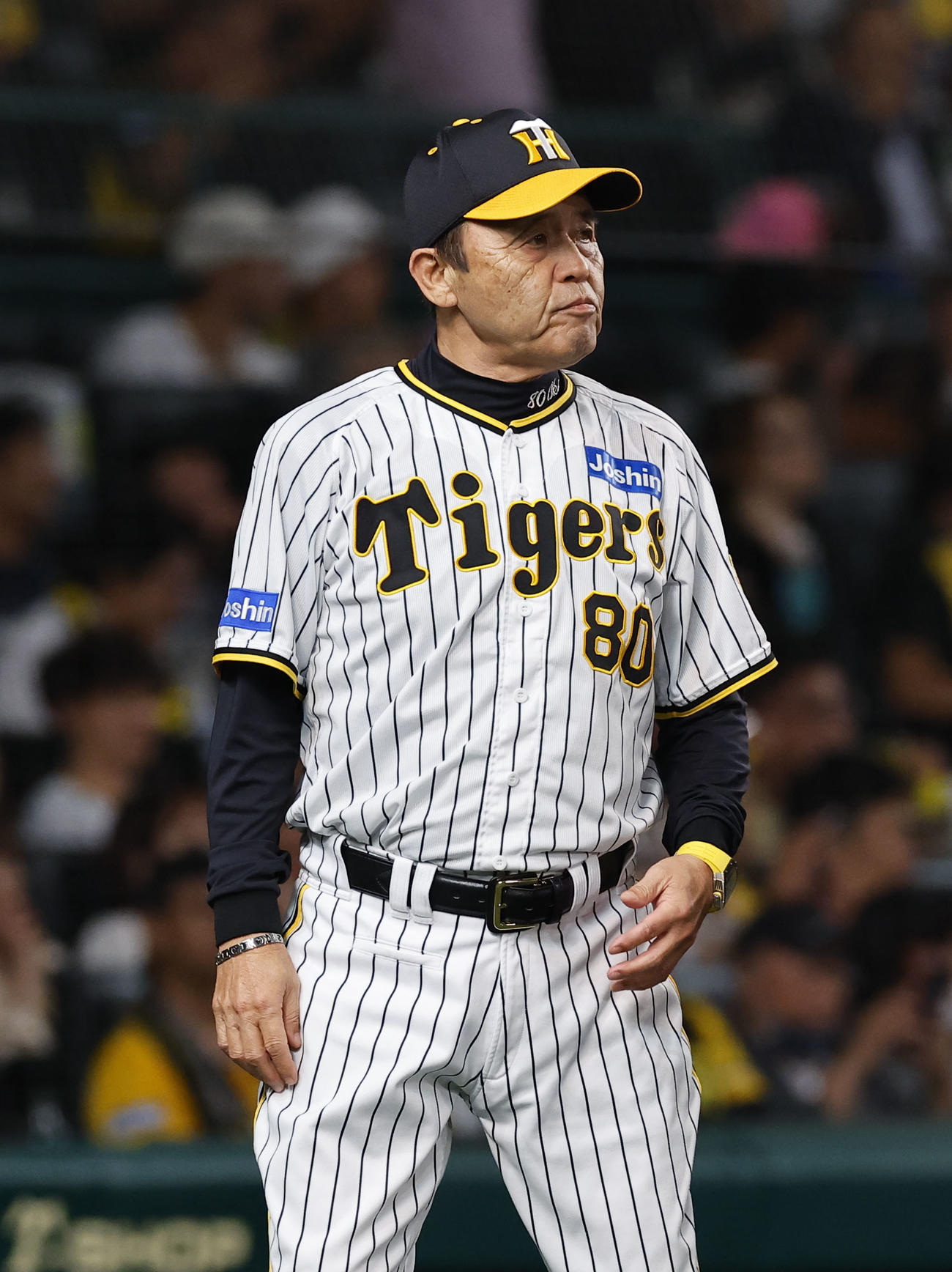 阪神対オリックス　9回表、交代告げる阪神岡田監督（撮影・藤尾明華）