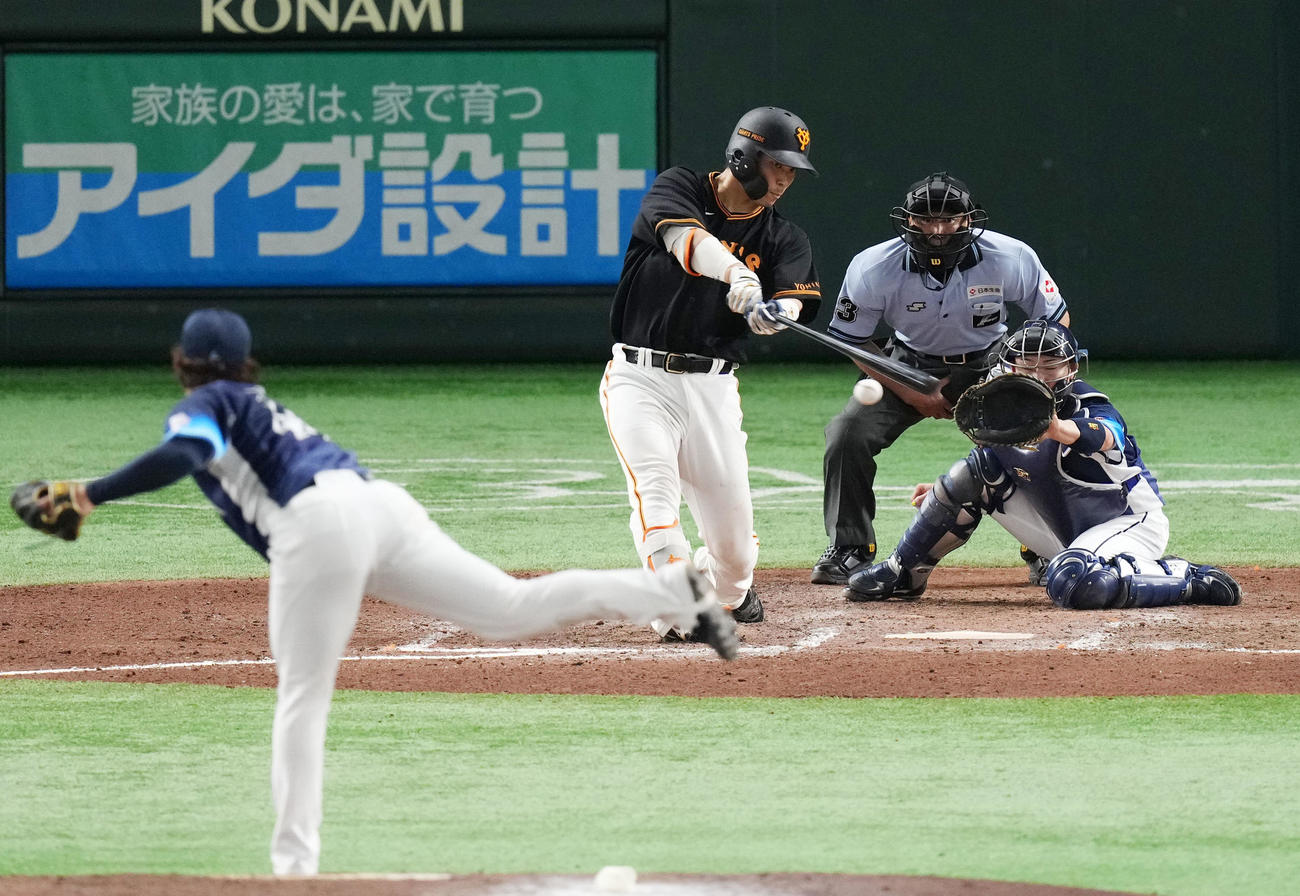 巨人対西武　7回裏巨人2死一、二塁、中前適時打を放つ大城卓。投手与座、捕手古賀（撮影・横山健太）