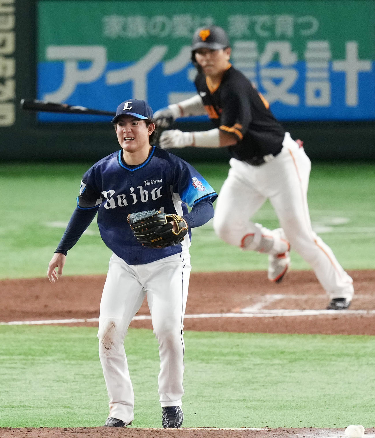 巨人対西武　7回裏巨人2死一、二塁、大城卓（右）に中適時打を浴びる与座（撮影・横山健太）