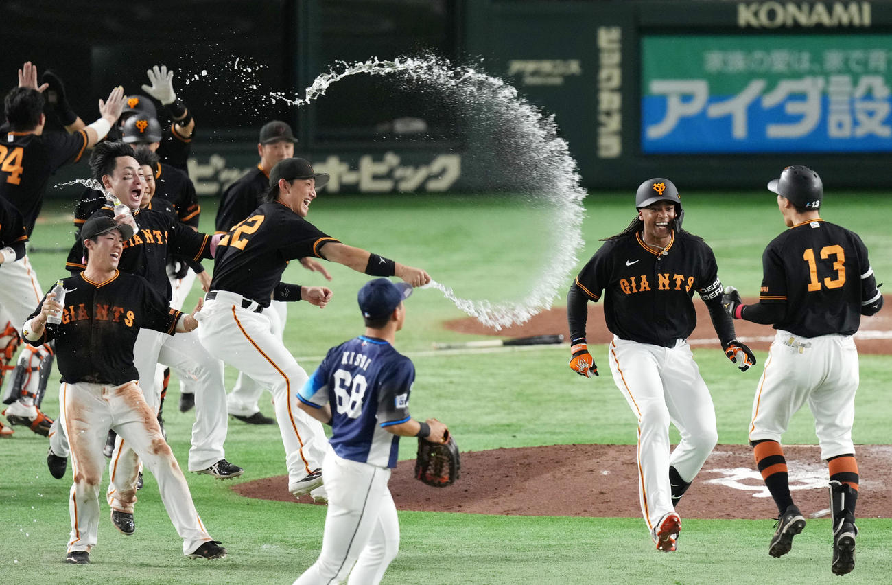 巨人対西武　10回裏巨人1死一、二塁、サヨナラとなる左越え適時二塁打を放ちナインから祝福される梶谷（右）（撮影・横山健太）