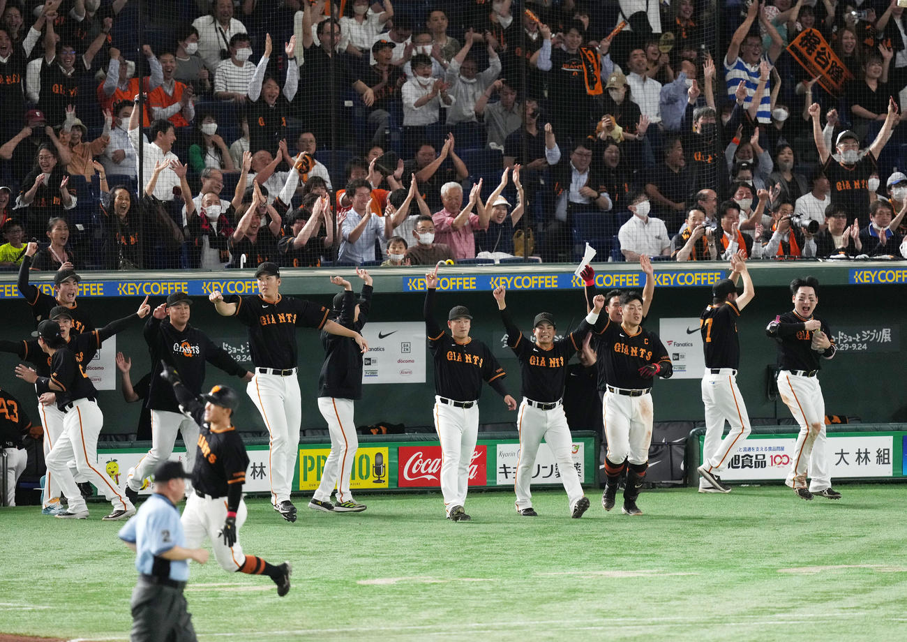 巨人対西武　10回裏巨人1死一、二塁、梶谷がサヨナラとなる左越え適時二塁打を放ちベンチを飛び出す巨人ナイン（撮影・横山健太）