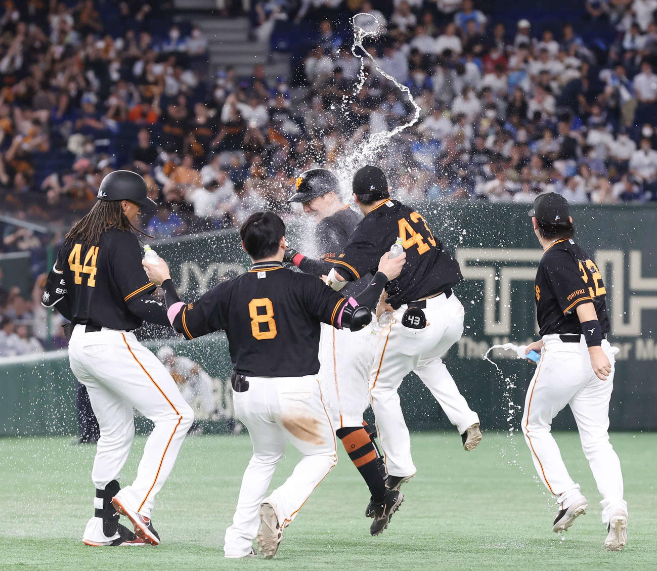 巨人対西武　10回裏巨人1死一、二塁、サヨナラ適時二塁打を放ち、ウオーターシャワーを浴びる梶谷（中央）（撮影・宮地輝）