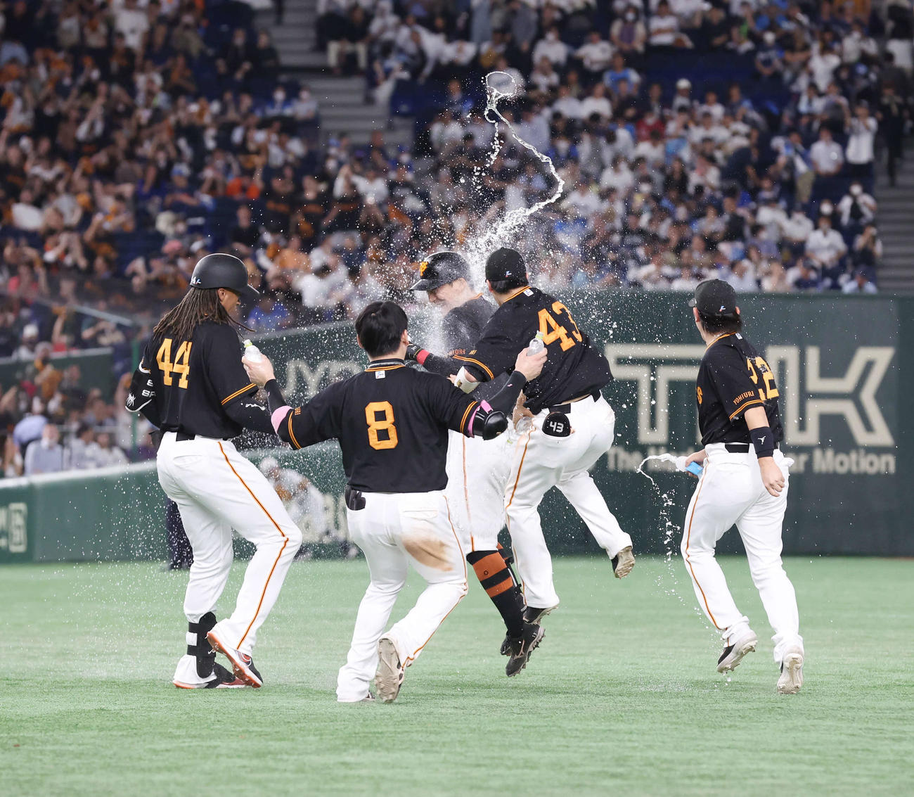 巨人対西武　10回裏巨人1死一、二塁、サヨナラ左適時二塁打を放ち、ウオーターシャワーを浴びる梶谷（中央）（撮影・宮地輝）