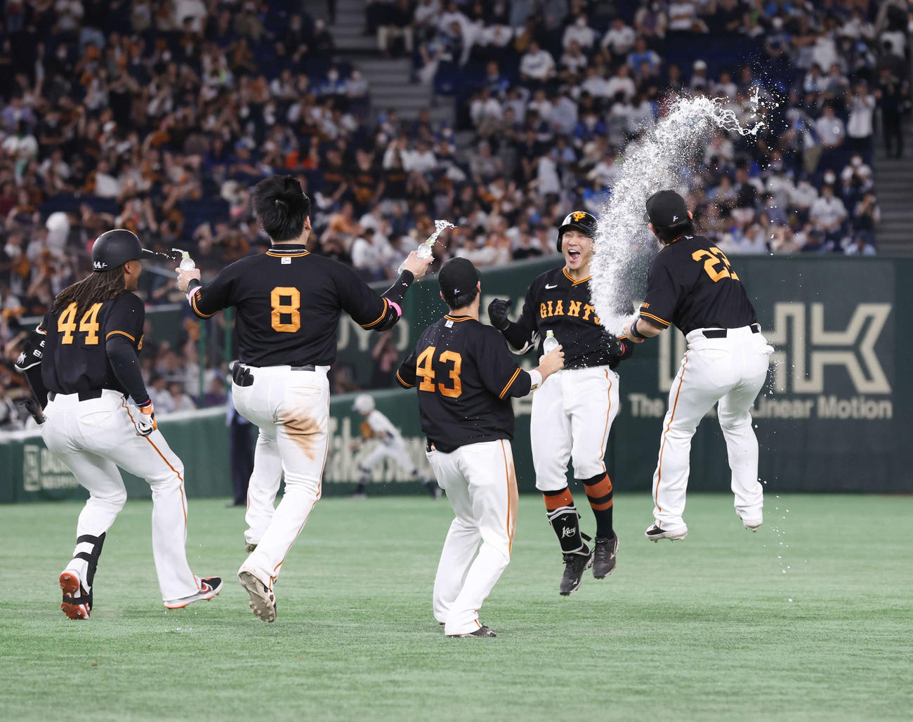 巨人対西武　10回裏巨人1死一、二塁、サヨナラ適時二塁打を放ち、ウオーターシャワーを浴びる梶谷（右から2人目）（撮影・宮地輝）