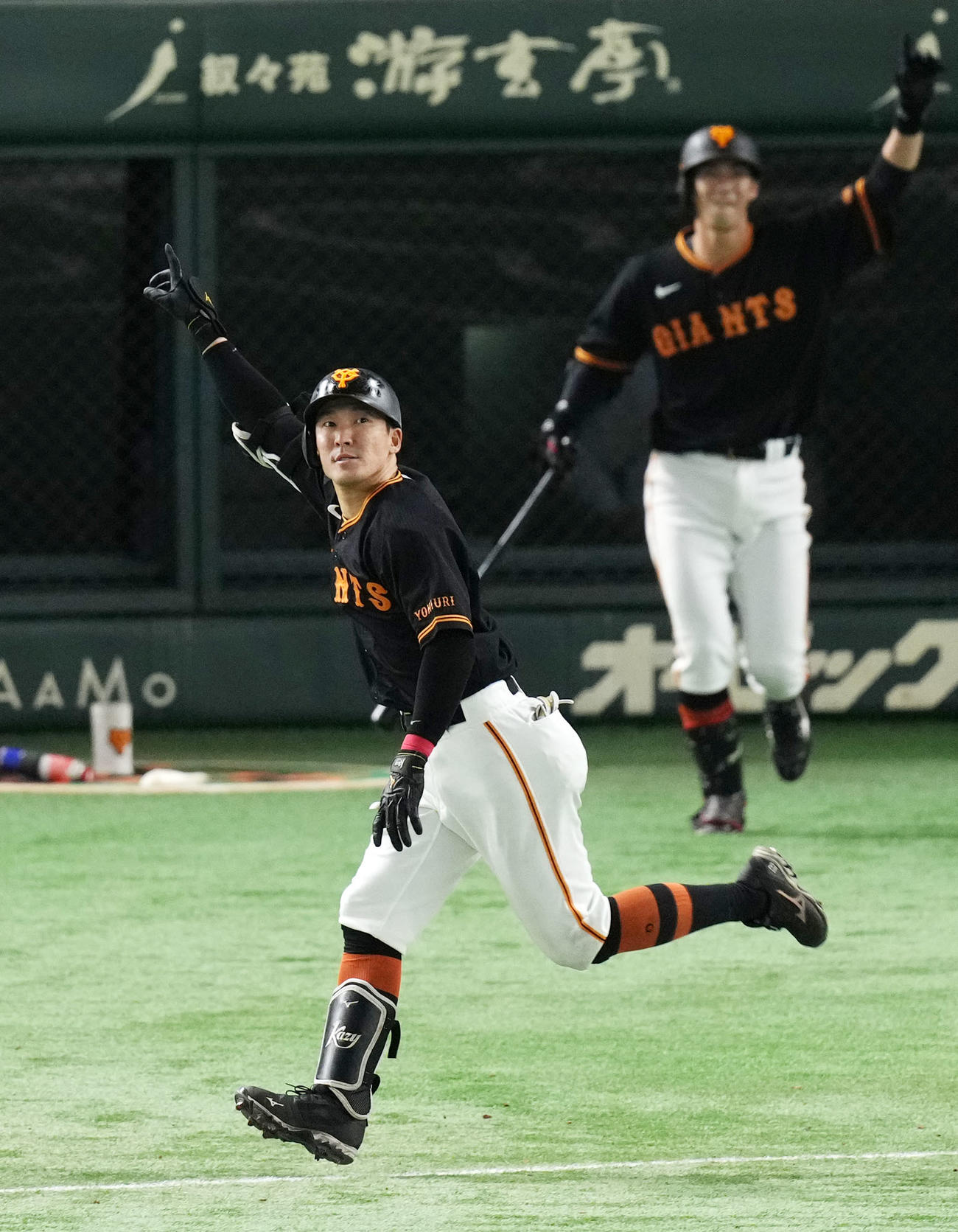 巨人対西武　10回裏巨人1死一、二塁、サヨナラとなる左越え適時二塁打を放ち右手を突き上げる梶谷（撮影・横山健太）