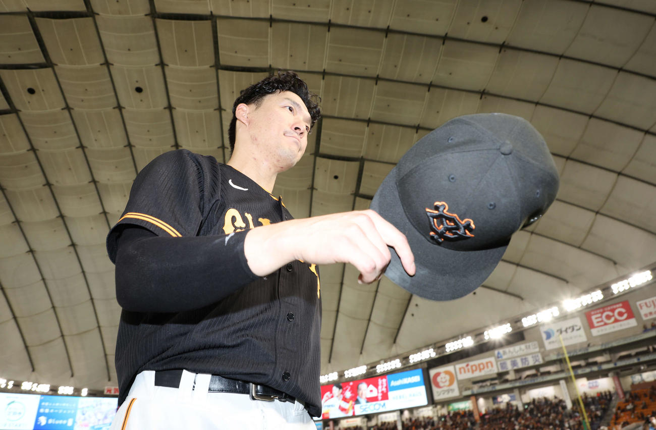巨人対西武　10回裏巨人1死一、二塁、サヨナラ左適時二塁打を放った梶谷は、ファンへあいさつして引き揚げる（撮影・宮地輝）
