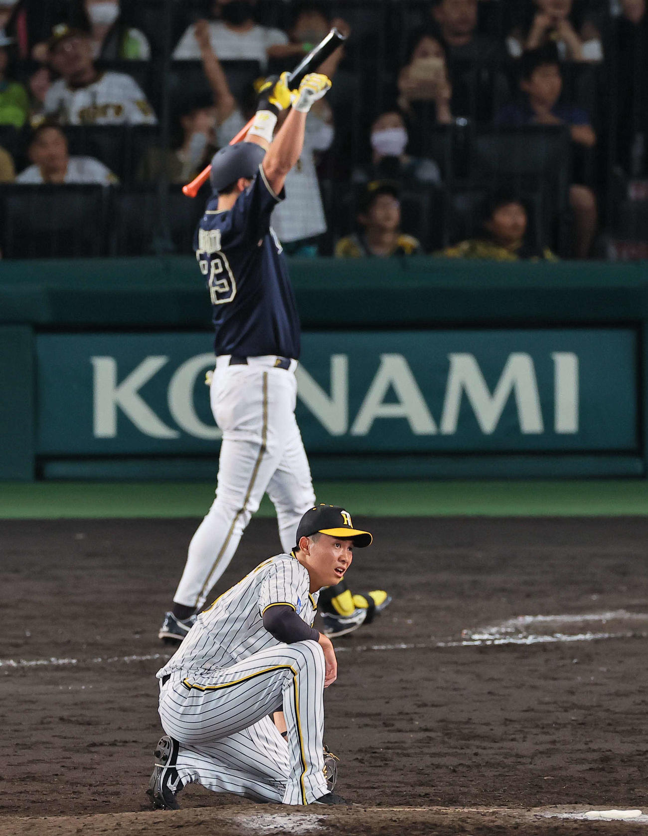 阪神対オリックス　9回表オリックス2死、杉本（後方）に左越え勝ち越しソロ本塁打を浴びるがっくりする湯浅（撮影・上田博志）