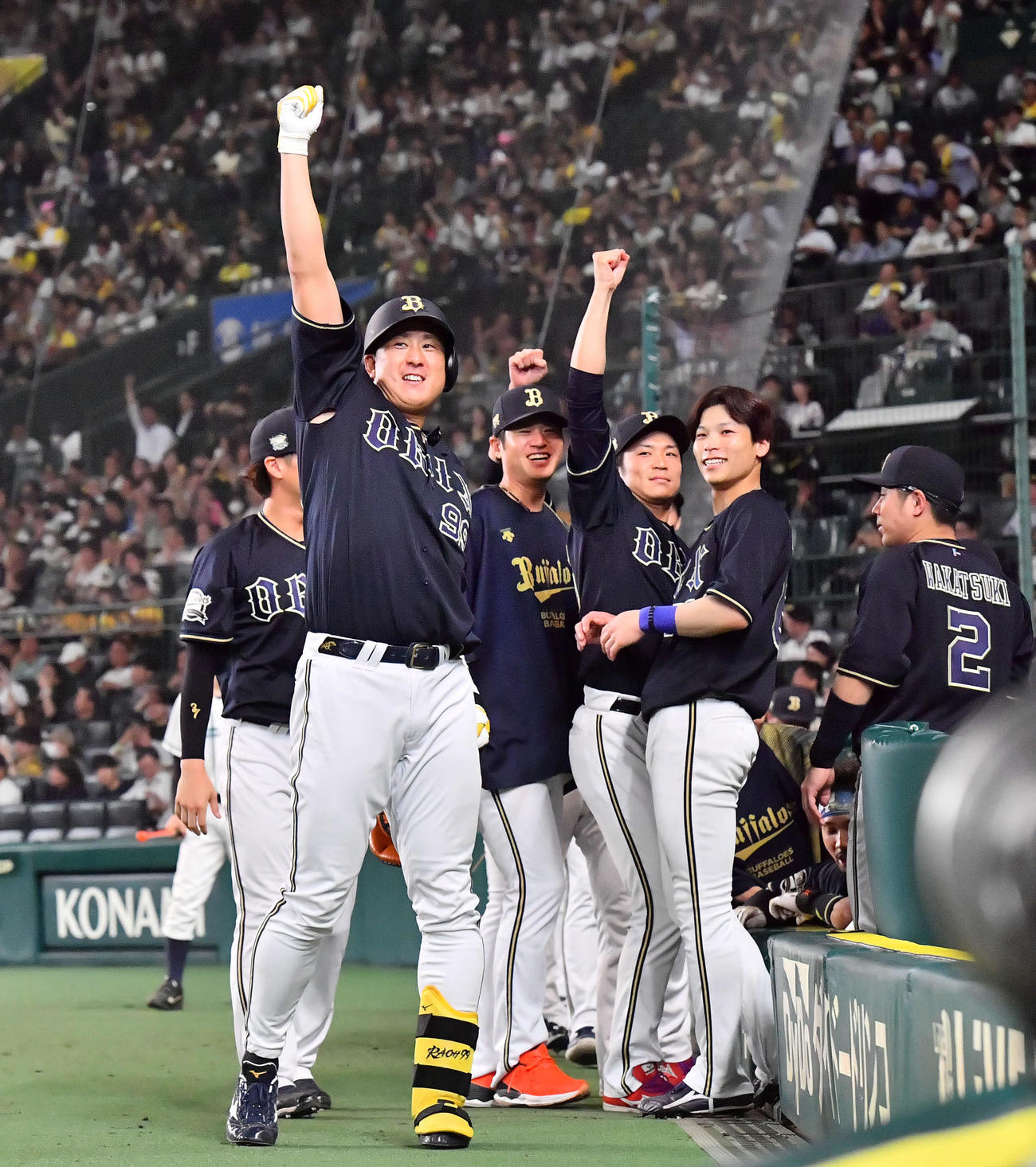 阪神対オリックス　9回表オリックス2死、杉本（手前）は決勝の左越え本塁打を放ちファンに向かって昇天ポーズを決める（撮影・和賀正仁）