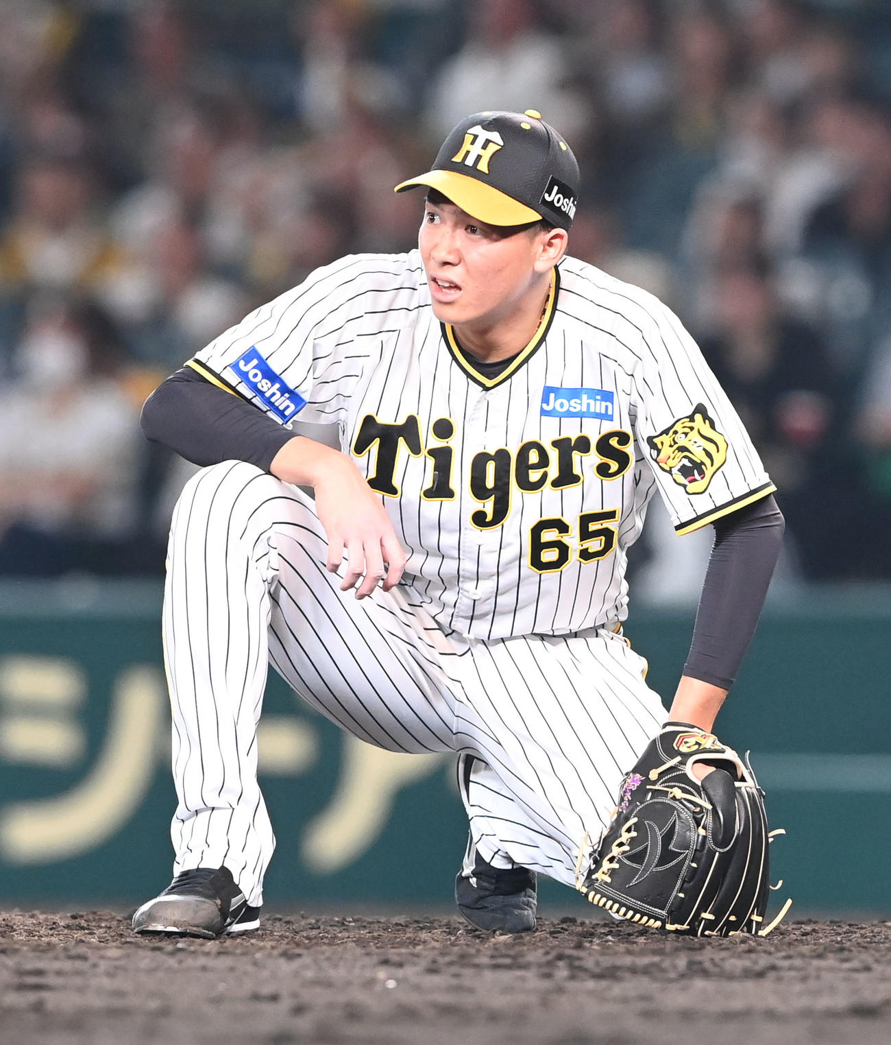 阪神対オリックス　9回表オリックス2死、杉本に勝ち越しとなるソロ本塁打を浴び座り込む湯浅（撮影・和賀正仁）