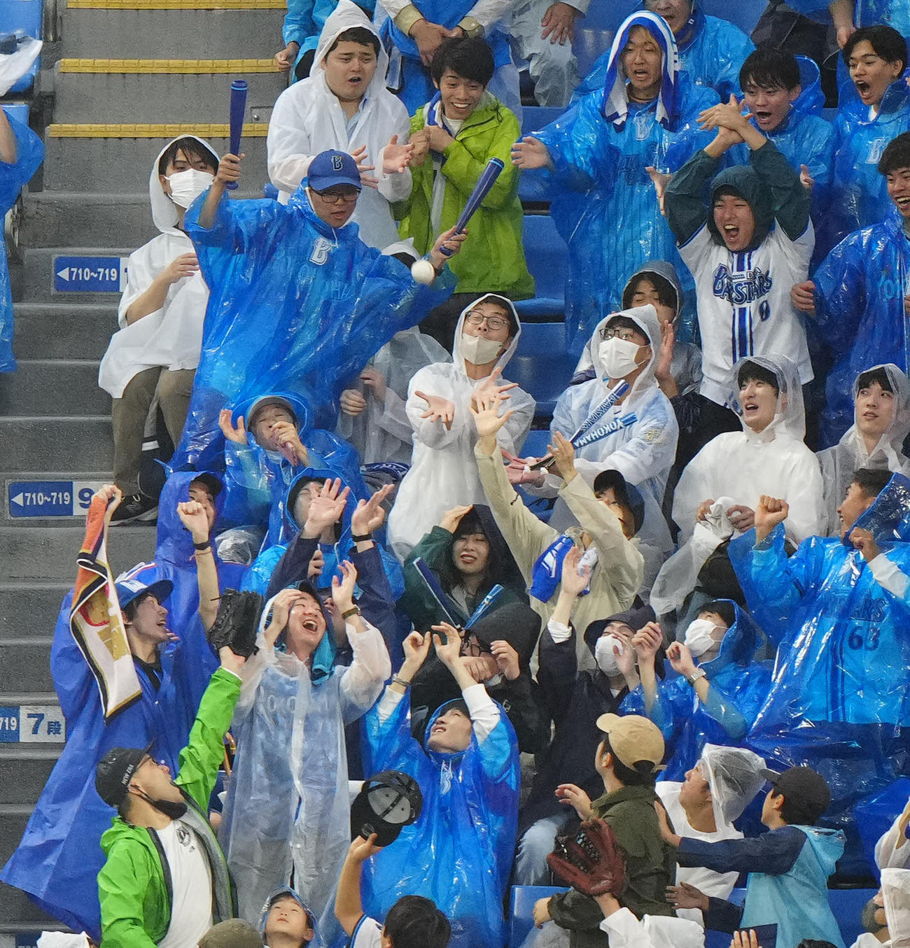 DeNA対日本ハム　1回裏DeNA1死二、三塁、牧が放った先制3点本塁打の打球に手を伸ばす客席のファン（撮影・江口和貴）