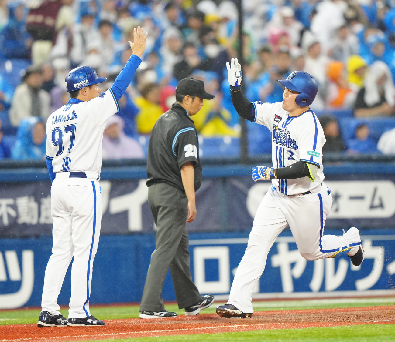DeNA対日本ハム　1回裏DeNA1死二、三塁、先制3点本塁打を放ち、ダイヤモンドを1周する牧（右）（撮影・江口和貴）
