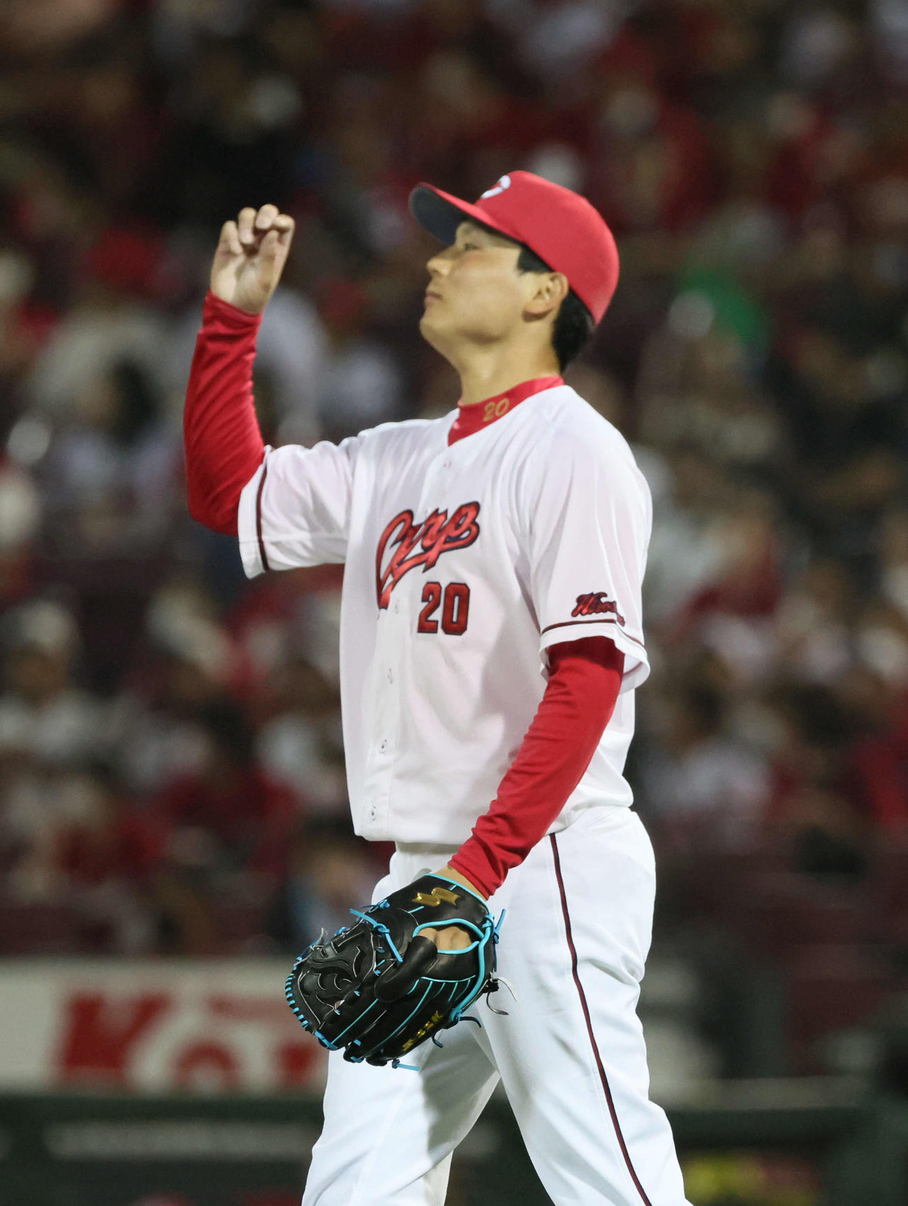 交流戦広島対楽天　9回表楽天2死二塁、田中和に右越え2点本塁打を浴びた栗林（撮影・加藤孝規）