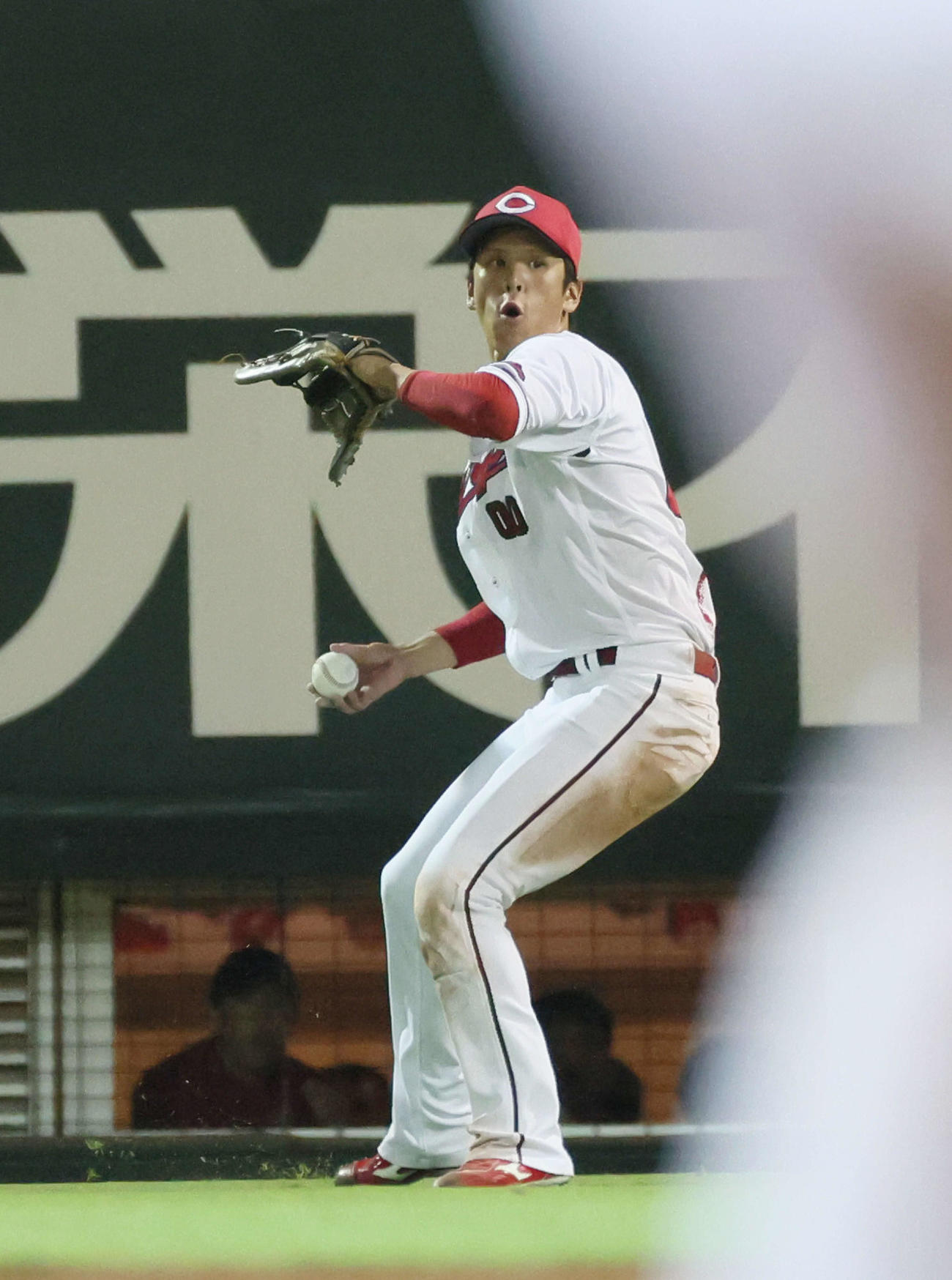 交流戦広島対楽天　7回表楽天無死一、二塁、鈴木の右飛を捕ったライトの曽根は二走の浅村を本塁捕殺（撮影・加藤孝規）