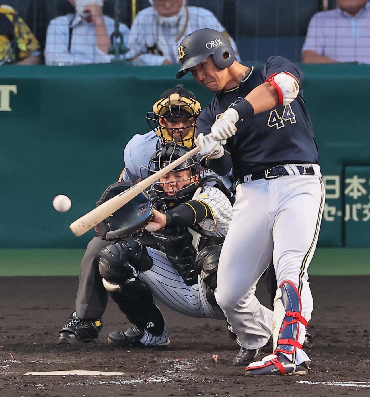 阪神対オリックス　4回表オリックス2死二塁、頓宮は右前適時打を放つ（撮影・上田博志）