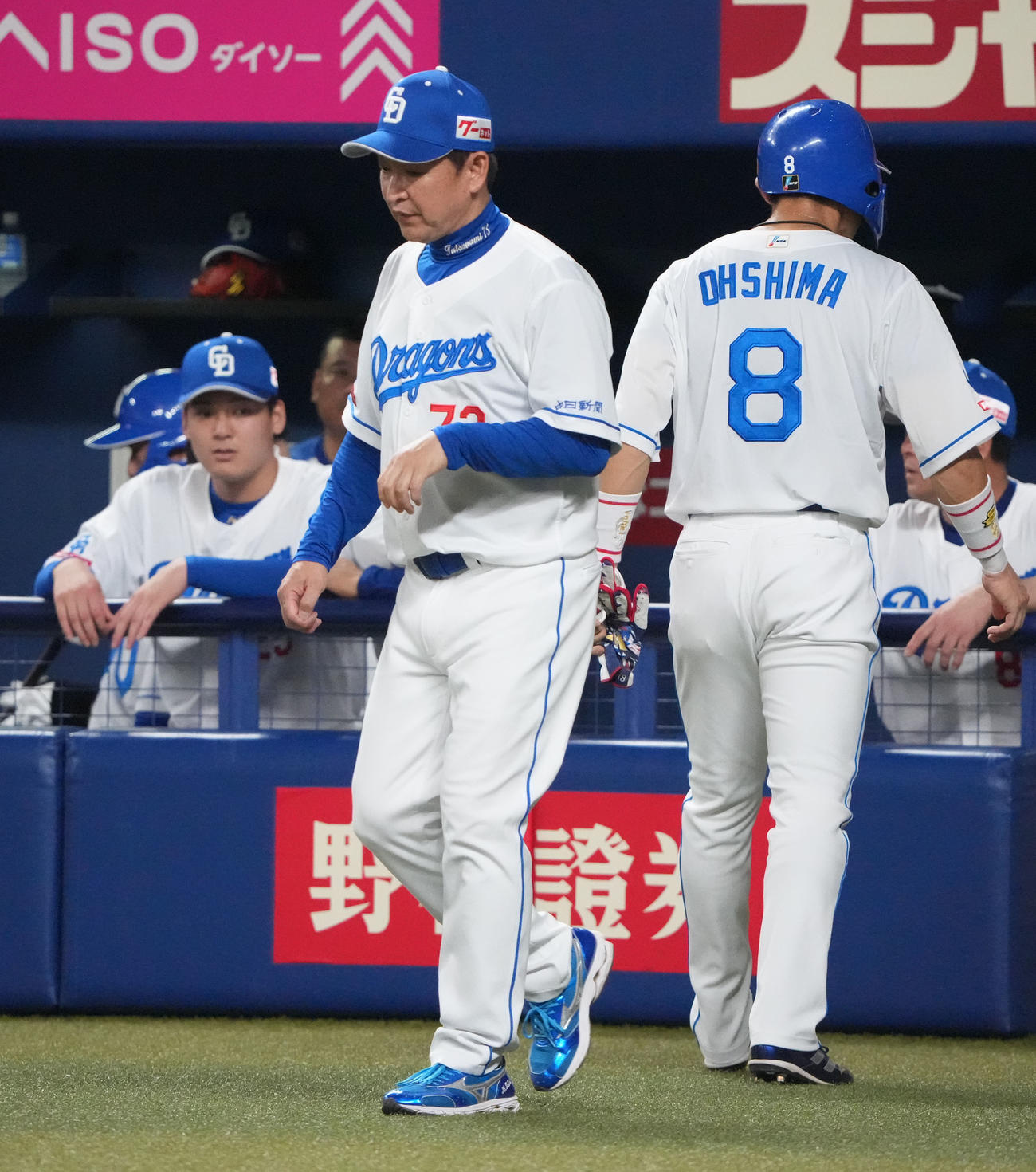 中日対ロッテ　3回終了、選手交代を告げる立浪監督（中央）（撮影・森本幸一）