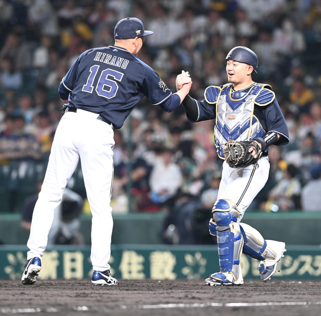 阪神対オリックス　9回を締めたオリックス平野佳（左）は捕手森とがっちり握手（撮影・和賀正仁）