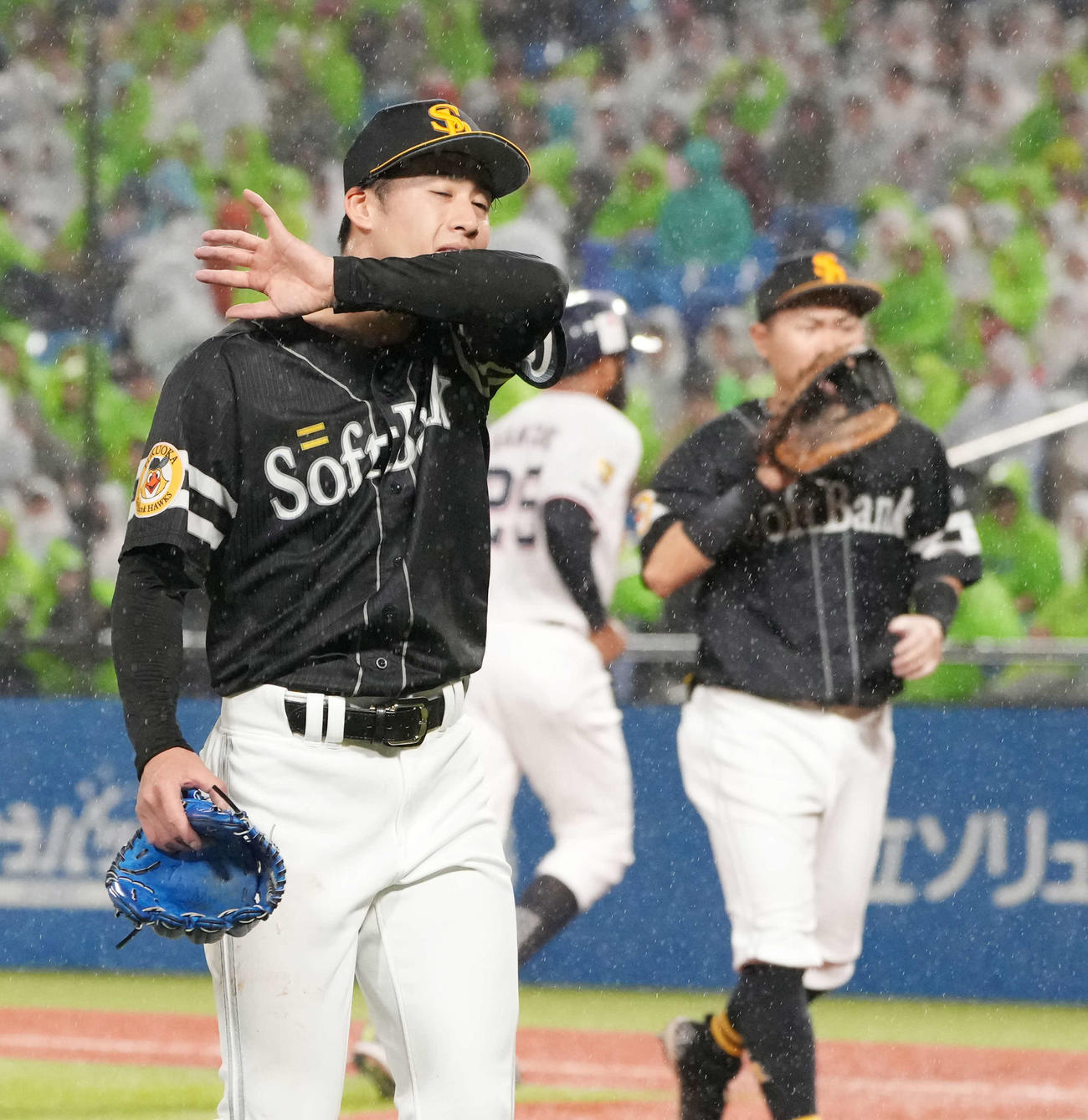 ヤクルト対ソフトバンク　3回裏ヤクルトに3点を奪われたソフトバンク先発の板東（左）はアンダーシャツで顔をぬぐいながらベンチへ引き揚げる（撮影・小沢裕）