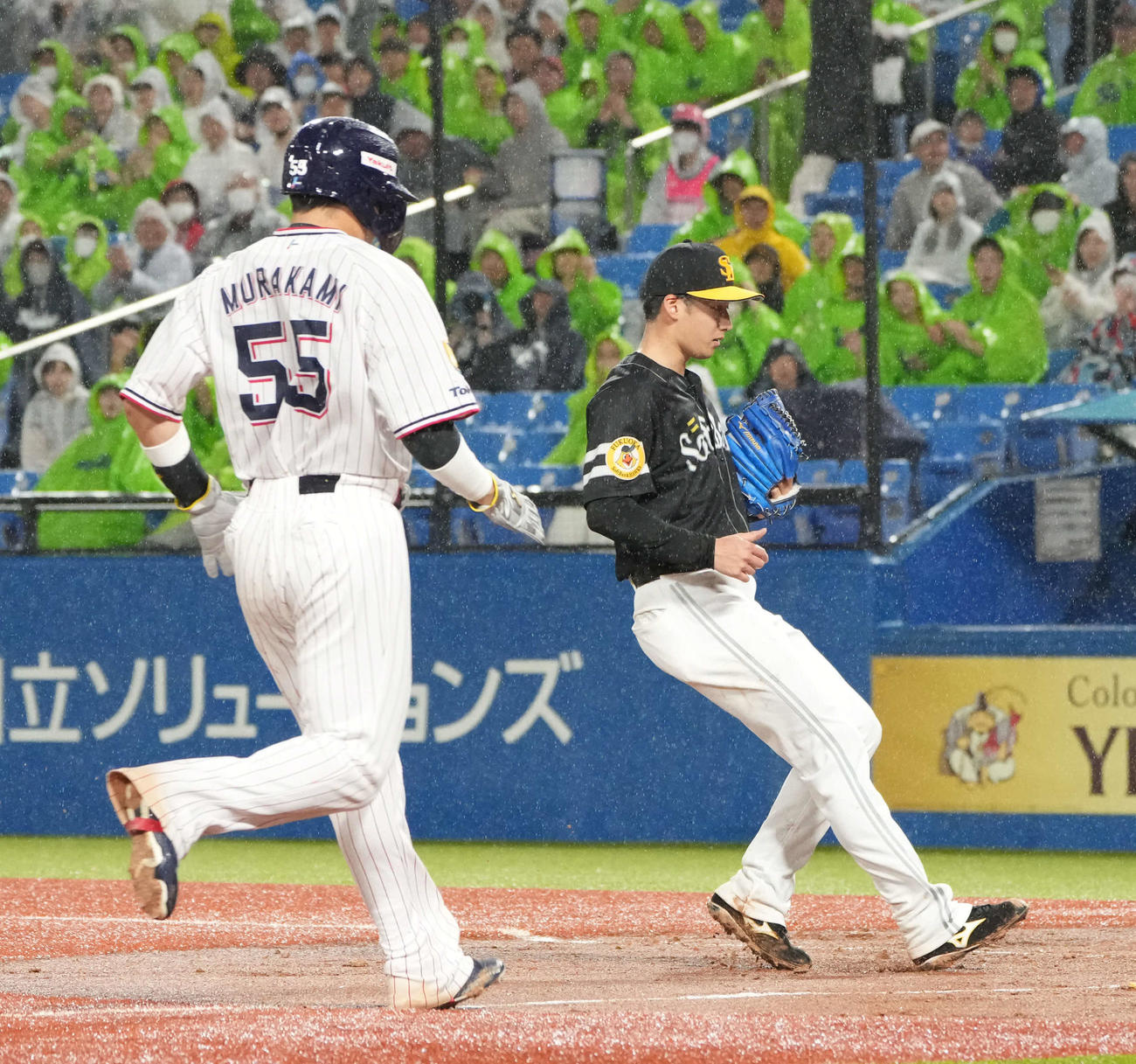 ヤクルト対ソフトバンク　3回裏ヤクルト2死一、三塁、ソフトバンク先発の板東（右）は暴投で三塁走者村上の生還を許す（撮影・小沢裕）