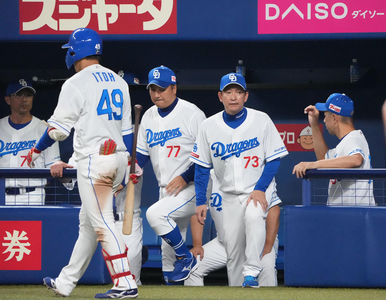 中日対ロッテ　試合終了、あいさつのためベンチを出る立浪監督（右から2人目）（撮影・森本幸一）