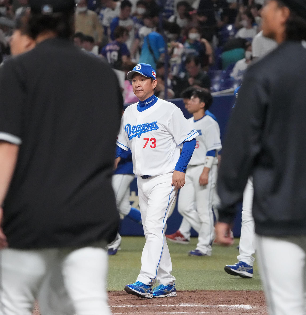 中日対ロッテ　試合終了、あいさつのためベンチを出る立浪監督（中央）（撮影・森本幸一）