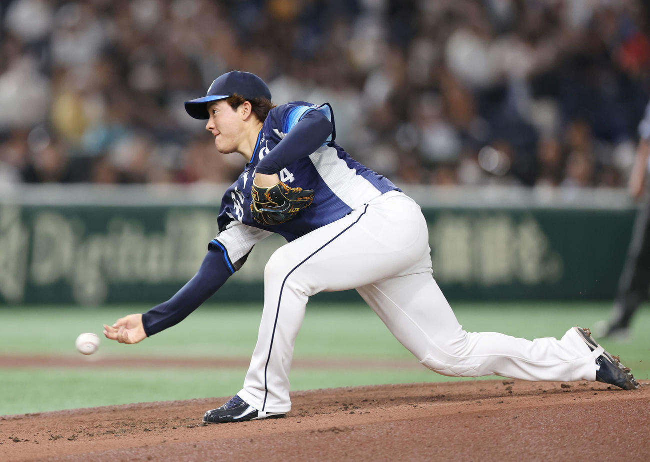 巨人対西武　力投する西武先発の与座（撮影・宮地輝）
