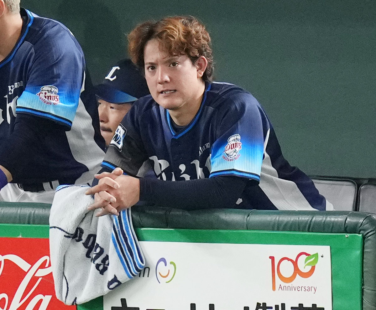 巨人対西武　7回裏途中で降板しベンチで悔しげな表情を浮かべる西武与座（撮影・横山健太）