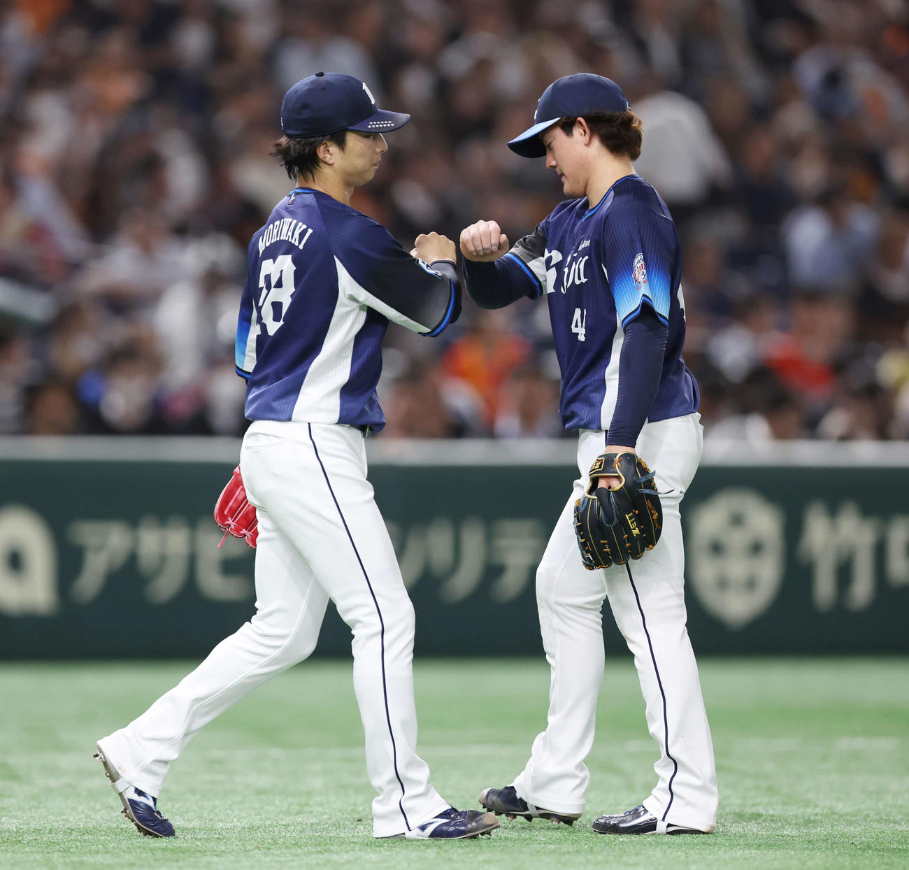 巨人対西武　7回裏途中、西武森脇（左）と交代する与座（撮影・宮地輝）