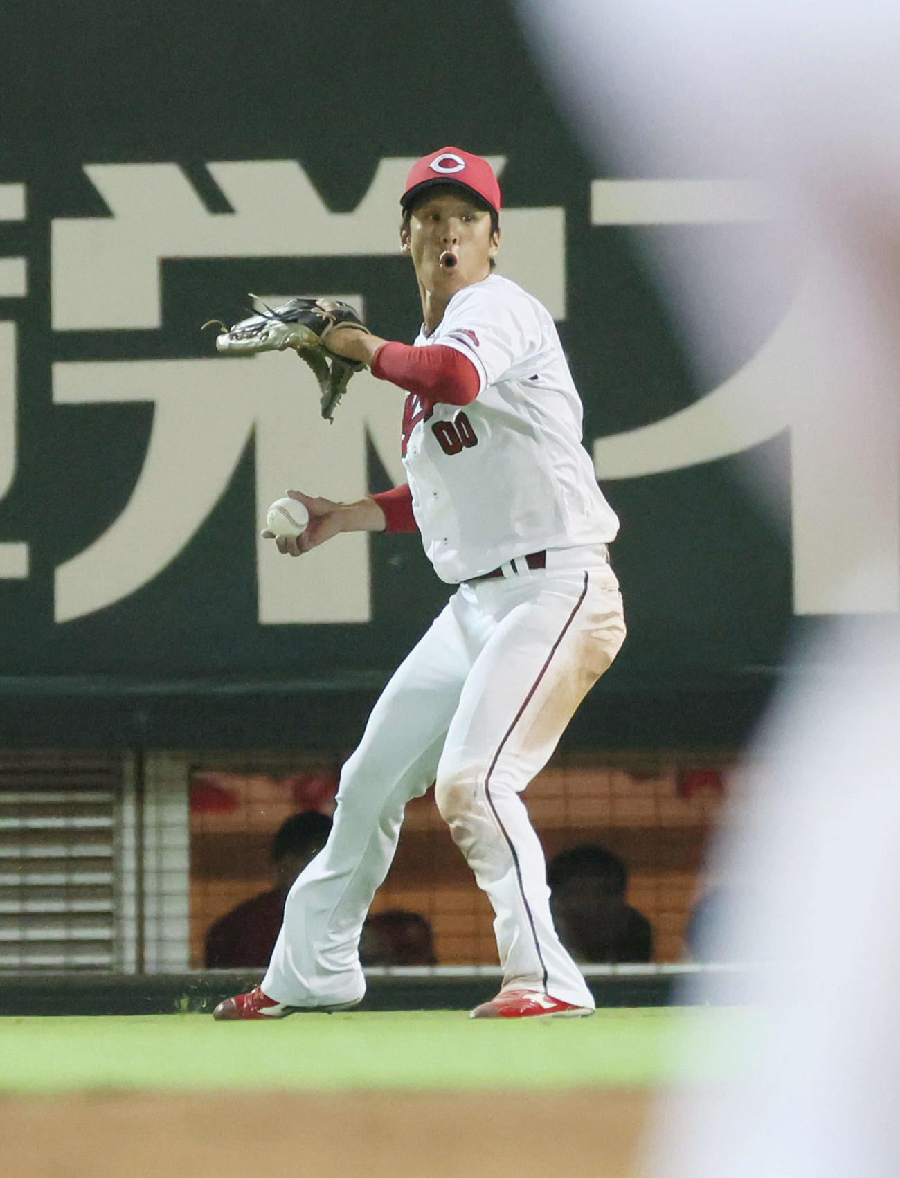 交流戦広島対楽天　7回表楽天無死一、二塁、鈴木の右飛を捕ったライトの曽根は二走の浅村を本塁捕殺（撮影・加藤孝規）