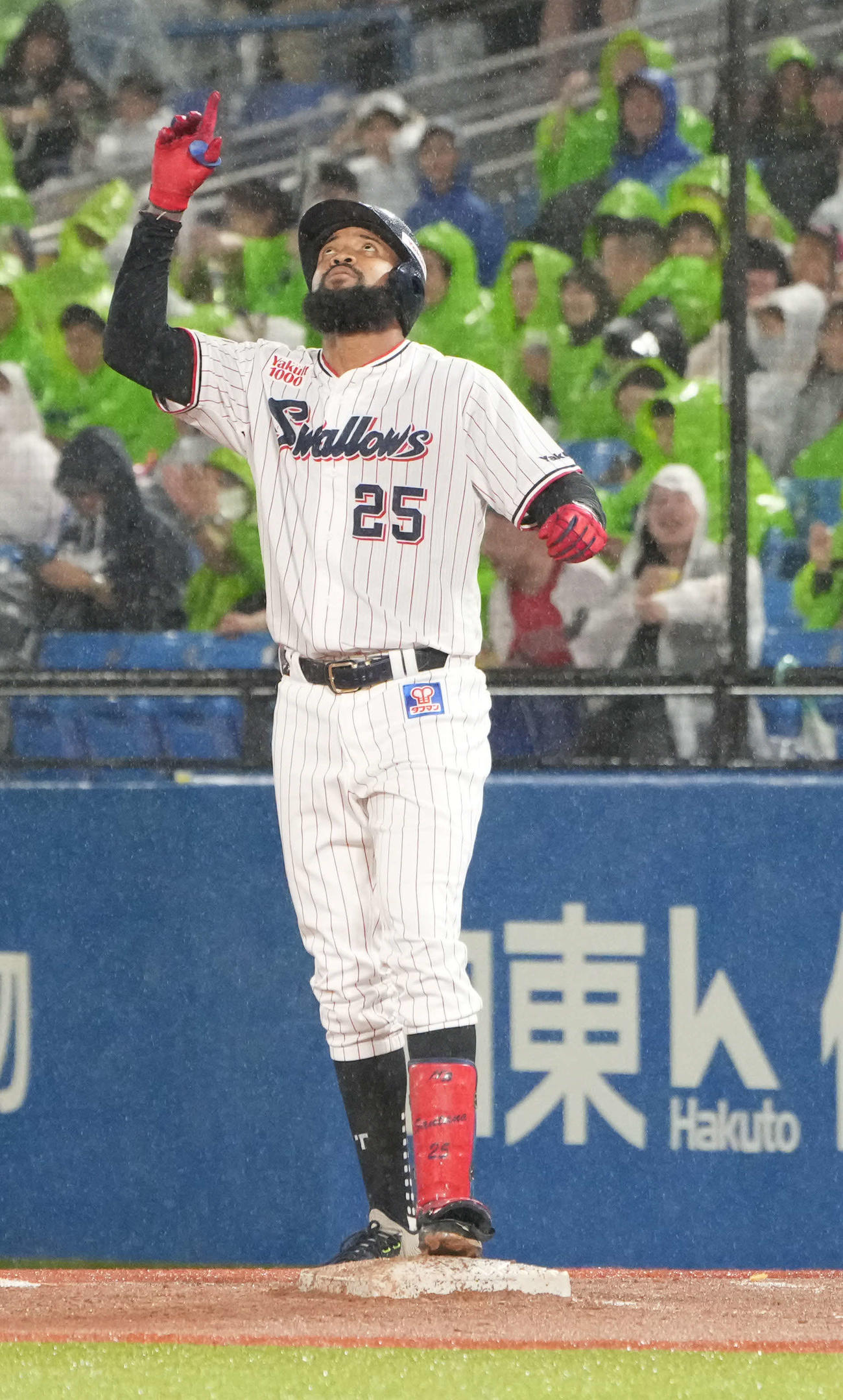 ヤクルト対ソフトバンク　3回裏ヤクルト2死満塁、サンタナは先制の2点右適時打を放つ（撮影・小沢裕）