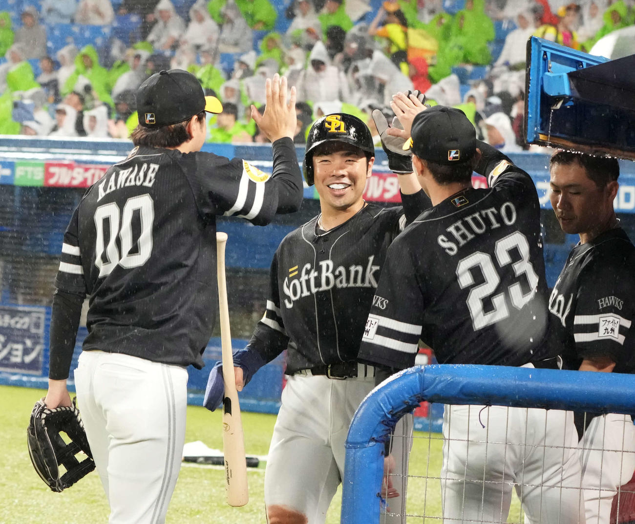 ヤクルト対ソフトバンク　5回表ソフトバンク2死三塁、三塁走者の近藤（中央）は牧原大の左前適時打で勝ち越しの生還を果たしベンチのナインの祝福を受ける（撮影・小沢裕）