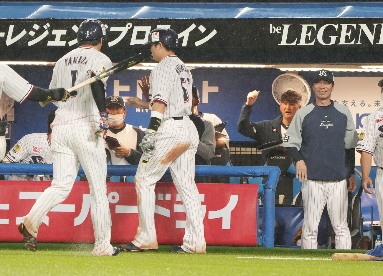 ヤクルト対ソフトバンク　5回裏ヤクルト2死二、三塁、オスナの左前勝ち越し適時打に笑顔を見せる高津監督（右）（撮影・小沢裕）