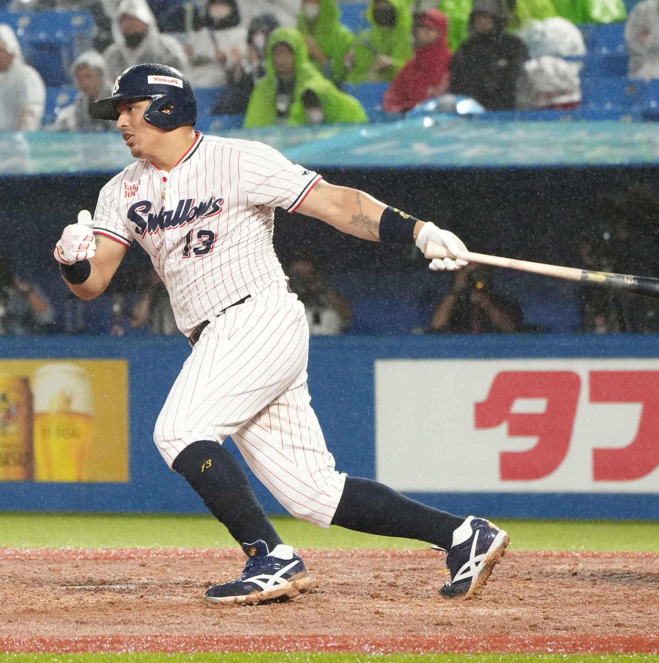 ヤクルト対ソフトバンク　5回裏ヤクルト2死二、三塁、オスナは左前に勝ち越し適時打を放つ（撮影・小沢裕）